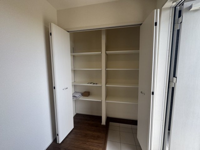 【玄関】 | うるま市高江洲（全3棟） | 1号棟　十分な収納付き玄関♪