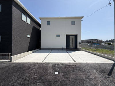 【外観】 | うるま市高江洲（全3棟） | 3号棟　並列駐車3台完備♪