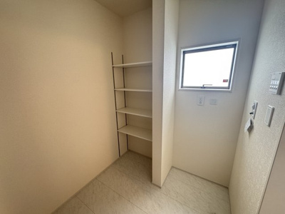 【脱衣所】 | うるま市高江洲（全3棟） | 1号棟　ゆとりある脱衣場♪可動棚収納付き♪