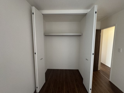 【収納】 | うるま市高江洲（全3棟） | 1号棟　洋室6.5帖＋CL付き♪
