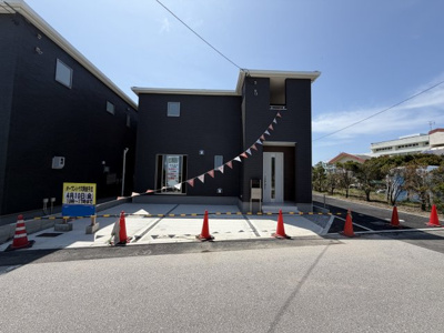 【外観】 | うるま市高江洲（全3棟） | 1号棟　並列駐車2台完備♪