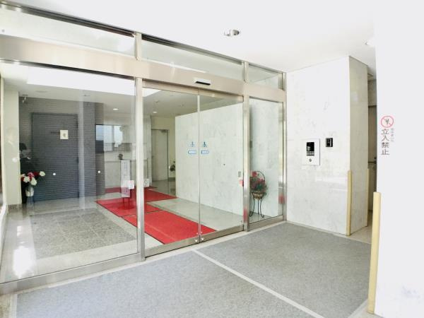 府中市府中町１丁目の賃貸マンションのエントランス