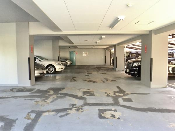 府中市府中町１丁目の賃貸マンションの駐車場