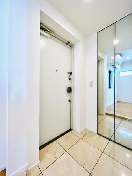 アパートメンツ三田の玄関