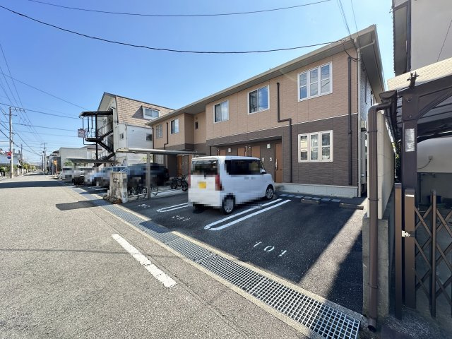 シャーメゾン クレストの駐車場