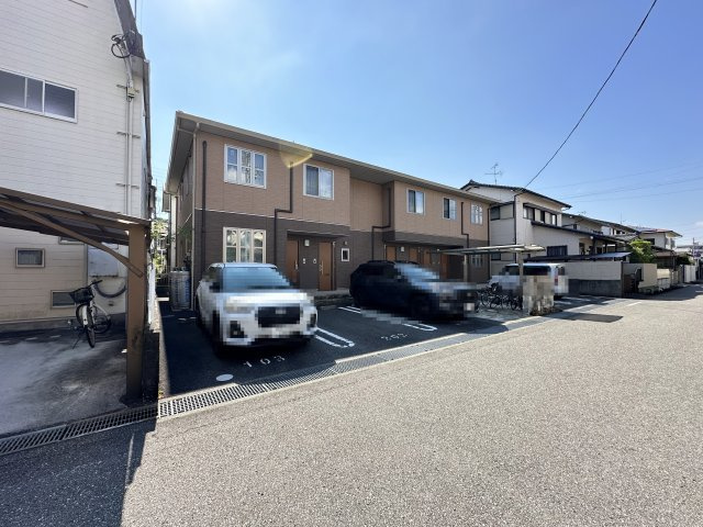 シャーメゾン クレストの駐車場