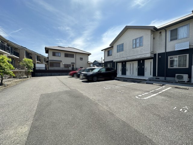 シャーメゾン中久万の駐車場