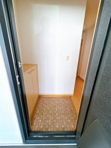 メゾン大手西棟の玄関