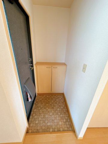 メゾン大手西棟の玄関