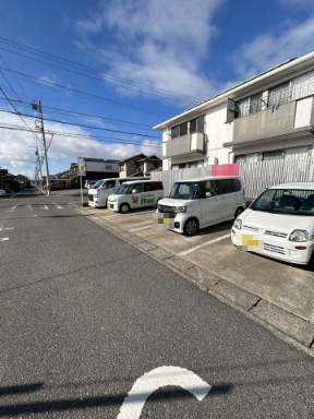 メゾン大手西棟の駐車場