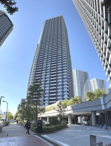 DUEX TOURS Canal&Spa WESTのエントランス|オートロック付きでセキュリティ対策も万全です。