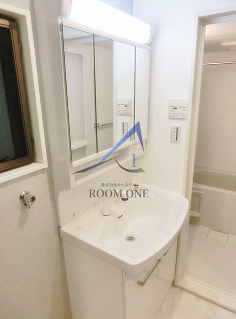 ロイヤルパレス南雪ヶ谷の洗面所|独立洗面台です。