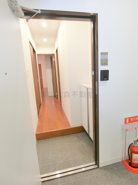 第75シンエイビルの玄関