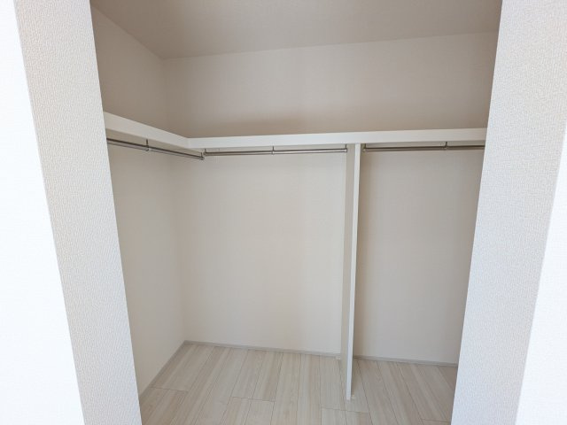 龍ケ崎市姫宮町　新築戸建の収納|大容量のウォークインクローゼット。衣類はもちろん、スーツケースや季節の家電もまとめて収納でき、居室空間をすっきりと保ちます。