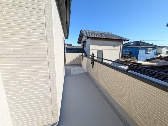 龍ケ崎市姫宮町　新築戸建のバルコニー|広々としたワイドバルコニーは、日当たり良好で毎日の洗濯物干しに最適です。