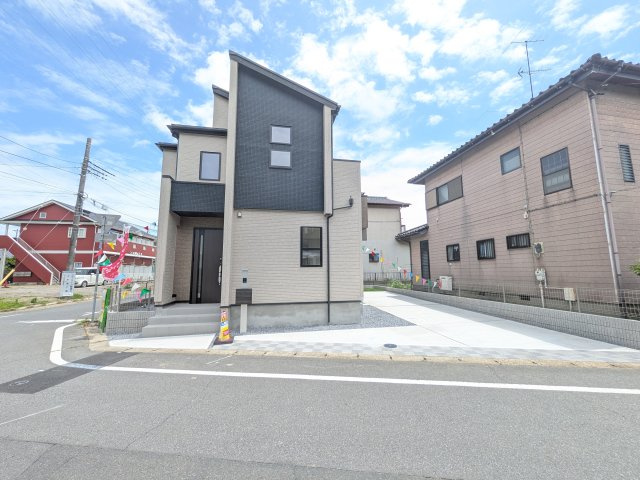 龍ケ崎市姫宮町　新築戸建の前面道路含む現地写真|現地完成済で建物や駐車場、お庭も全てご覧いただけます。。
本日のご見学も可能です♪
お気軽にお電話またはお問い合わせください。