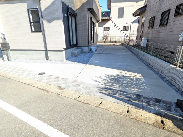 龍ケ崎市姫宮町　新築戸建の駐車場|駐車3台可能で、出し入れしやすいゆとりのカースペース。
月々の駐車場代が不要な点も大きな魅力です。