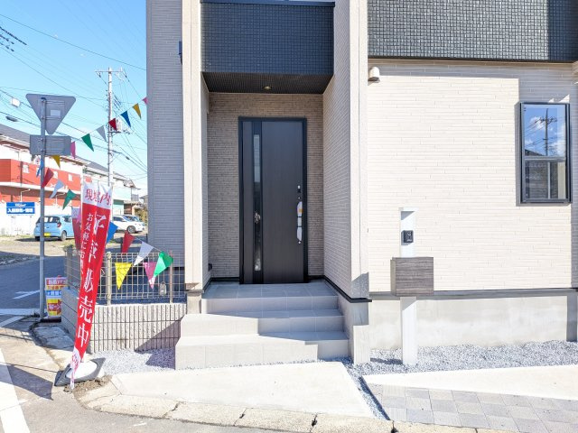 龍ケ崎市姫宮町　新築戸建の玄関|玄関ドアはカードキーで開閉も楽々♪
スマホでの開錠と施錠も可能です！
玄関上部には人感センサー付きのダウンライトがあるので、夜間の帰宅時に自動で点灯してくれます♪
防犯対策面にも一役買ってくれます！