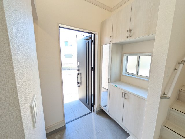 龍ケ崎市姫宮町　新築戸建の玄関|家族全員の靴がスッキリ片付く大容量シューズボックス完備。
お客様を気持ちよく迎えられる、明るく清潔感あふれる玄関です。