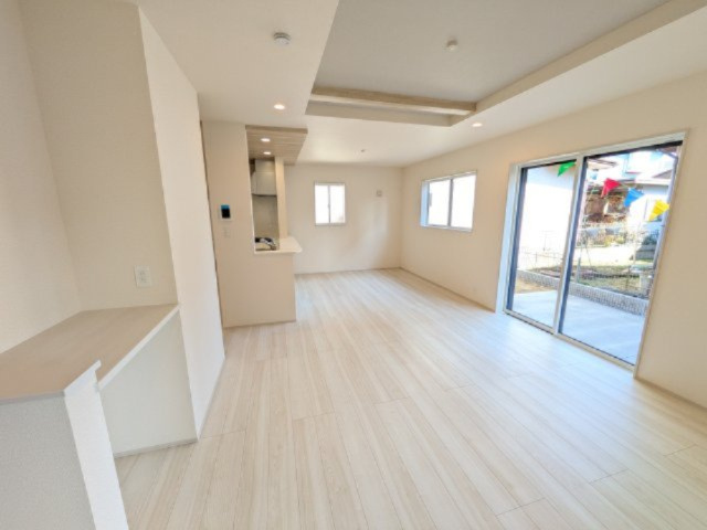 龍ケ崎市姫宮町　新築戸建の居間・リビング|居心地の良いデザインと機能性を両立。
ご友人を招いたり、趣味を楽しんだり、様々なシーンで活躍する団らんの中心地です。