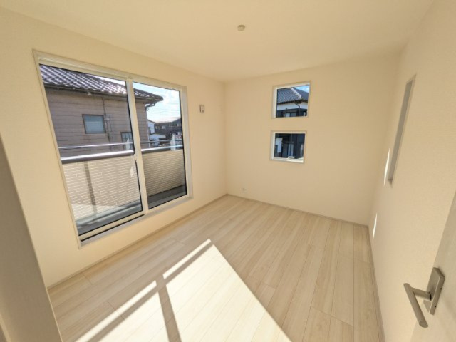 龍ケ崎市姫宮町　新築戸建の洋室|たっぷり収納と明るい窓で、片付けも気持ち良くできる洋室。
お子様の「自分の部屋が欲しい」という夢を叶えます。