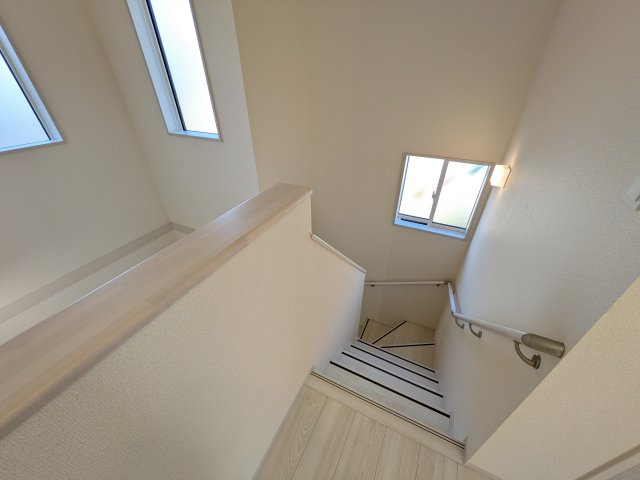 龍ケ崎市姫宮町　新築戸建の内装|窓付きで明るい階段は、手すり付きでお子様からご年配の方まで安心して上り下りができます♪
