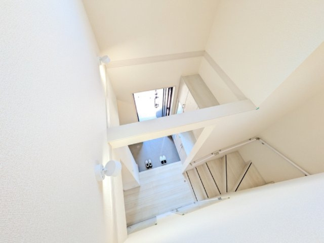 龍ケ崎市姫宮町　新築戸建の玄関|玄関上部を吹き抜けにすることで、空間に圧倒的な開放感と明るさをプラス。
心地よい光が差し込み、家族やお客様を明るい空間で迎え入れる玄関です。
