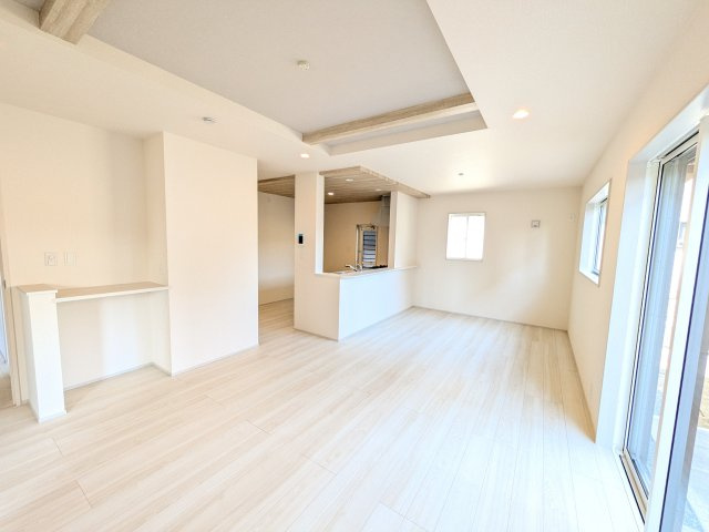 龍ケ崎市姫宮町　新築戸建の居間・リビング|家族の会話が自然と弾む、広々としたゆとりのLDK。南向きの窓からたっぷりの光が射し込む明るく快適な空間です。