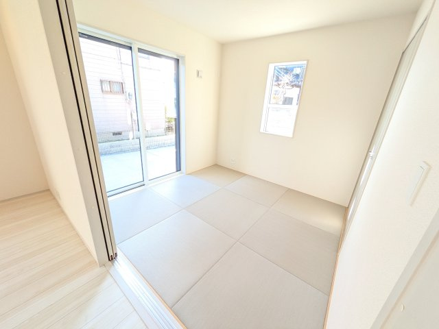 龍ケ崎市姫宮町　新築戸建の和室|琉球畳の和室は陽当たりも良く、落ち着ける空間です♪
リビングとの続き間になっているので、お子様の遊ぶスペースやお昼寝などにも使えます！
押し入れもあり収納にも困りません♪