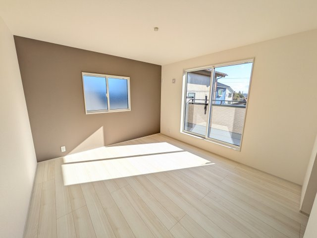 龍ケ崎市姫宮町　新築戸建の洋室|デザイン性の高いアクセントクロスで、落ち着いた雰囲気を演出。収納力たっぷりのWIC完備で、室内をすっきりと保てます。
