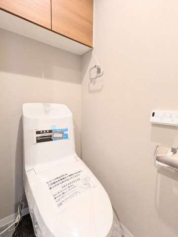 浅草タワーのトイレ|～吊戸棚付きのトイレ写真～