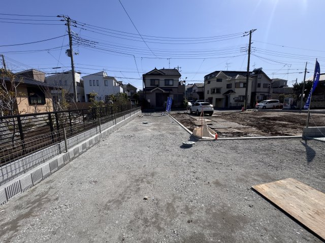 三郷市戸ケ崎新築戸建の前面道路含む現地写真|物件前共有道路（舗装工事予定）