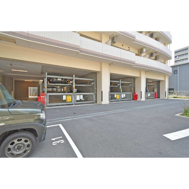 セレニテ江坂ルフレの駐車場