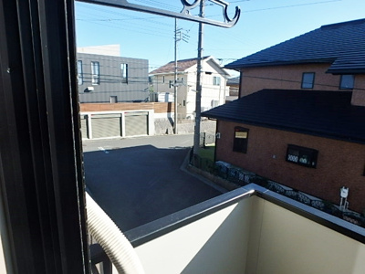 前面が道路で日当たり良好です