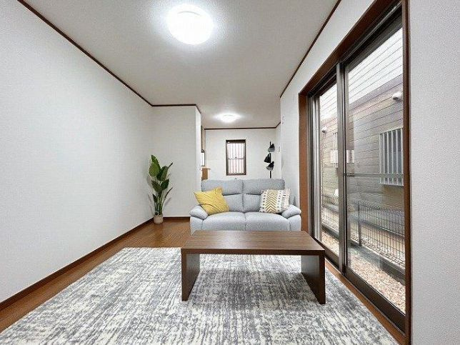 伊勢原市高森台１丁目　中古戸建の居間・リビング|こちらのリビングで趣味の時間をお楽しみください
