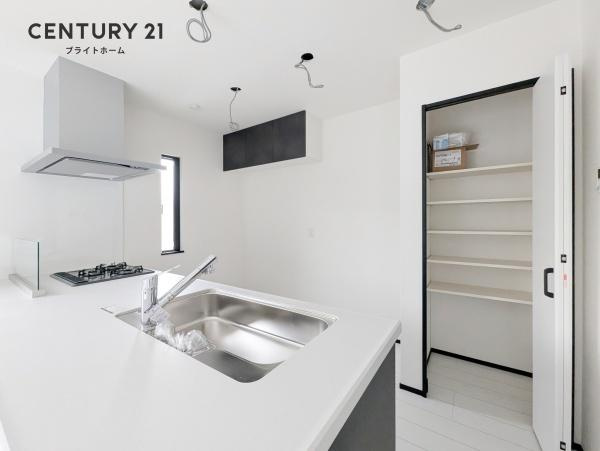 横浜市戸塚区上矢部町の新築一戸建のキッチン|パントリー付き！
パントリーがあるとキッチン周りをきれいに保てますね！