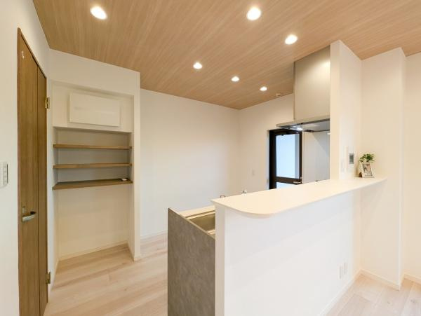 ダイアパレスワンダースケープの居間・リビング|対面式のキッチンはお料理中でも家族とのお話も弾みます。
お天気の良い日は電気をつけなくても明るいリビング！
