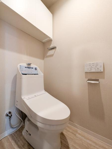 横浜パークタウンＥ棟のトイレ|清潔感のある内装のすっきりとしたデザインのトイレです。
水周りが綺麗だと安心ですね。
