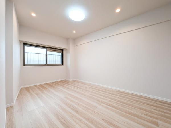 横浜パークタウンＥ棟の洋室|広さも十分で窓からの光が嬉しい洋室です。
お気軽にお問い合わせください。