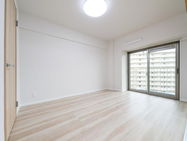 横浜パークタウンＥ棟の洋室|窓からの光が嬉しい洋室です。
収納もあり、荷物が多い方にも安心です♪