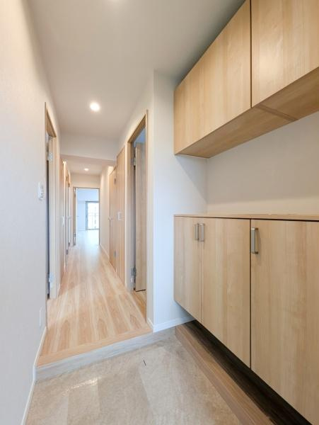 横浜パークタウンＥ棟の玄関|収納豊富な玄関です。
この明るい玄関が気持ちよく家族を迎え入れます♪