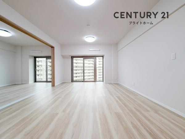 横浜パークタウンＥ棟の居間・リビング|窓からは明るい光が差し込みます！
電気をつけなくても明るいです。
