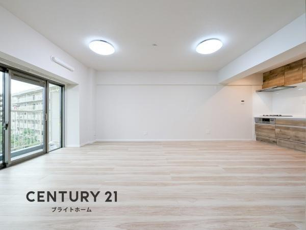 横浜パークタウンＥ棟の居間・リビング|家族が自然と集まるリビングは
落ち着きのある空間です♪