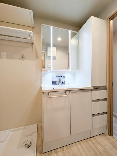 横浜パークタウンＥ棟の独立洗面台|お化粧もしやすい三面鏡付き独立洗面台、
収納もしっかりあり、洗剤などもしまっておけます。