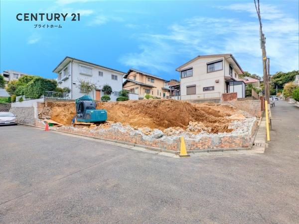 横浜市磯子区岡村８丁目の新築一戸建の前面道路含む現地写真|落ち着いた街並みになります。
是非一度、現地へお越しください。 
ご自宅までの送迎もいたします