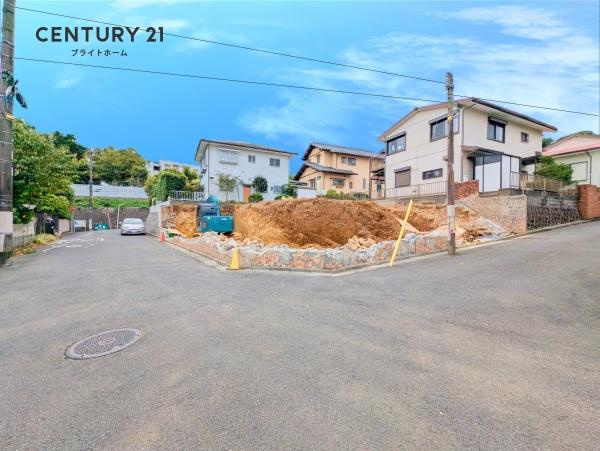 横浜市磯子区岡村８丁目の新築一戸建の前面道路含む現地写真|車通りが少ない為、小さなお子様にも安心です。
是非一度、現地へ起こしください。