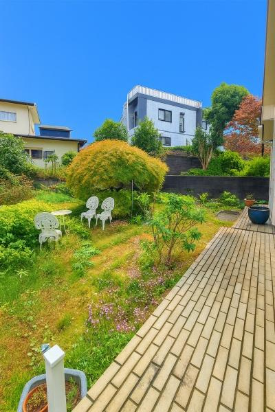 横浜市港北区仲手原２丁目の中古一戸建の庭|陽当たりが良い広いお庭もついています！
家庭菜園や、お子様のプールなど、使い方は様々です！