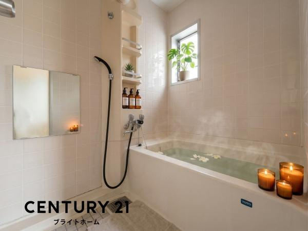 横浜市港北区仲手原２丁目の中古一戸建の浴室|窓付きの明るい浴室です♪
※家具等はCGでの参考レイアウトです。