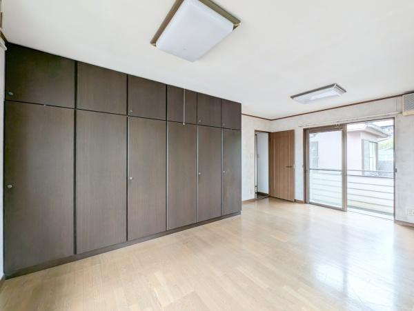 横浜市港北区仲手原２丁目の中古一戸建の洋室|クローゼットもあるので収納にも困りません！
荷物が多い方にも安心です。
