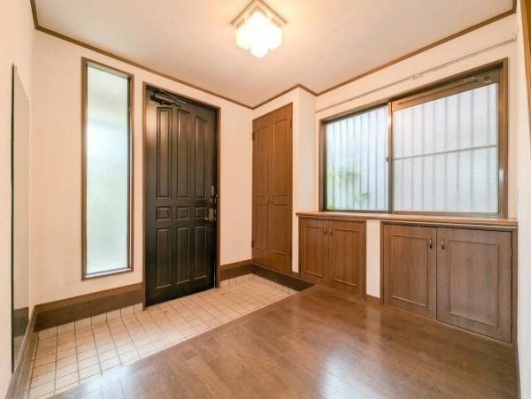 横浜市港北区仲手原２丁目の中古一戸建の玄関|収納豊富な玄関です。
この明るい玄関が気持ちよく家族を迎え入れます♪